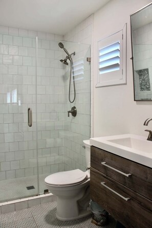 Shower, hair dryer, towels, shampoo