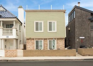 Exterior - 114 31st St B | Rooftop Deck w/ Ocean View. 4 houses to sand (Newport Beach)