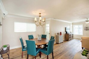 Dining - 114 31st St B | Rooftop Deck w/ Ocean View. 4 houses to sand (Newport Beach)
