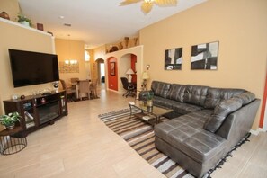 Villa, 4 habitaciones | Área de sala de estar