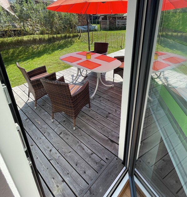 Outdoor dining - Moderne Ferienwohnung Ruhige Lage mit Sonnenterrasse in Flussnähe im Regental (Regenstauf)