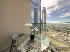 Balcony - WelHome - Luxurious 2BR Apt in Forte T1 Downtown (Dubai)
