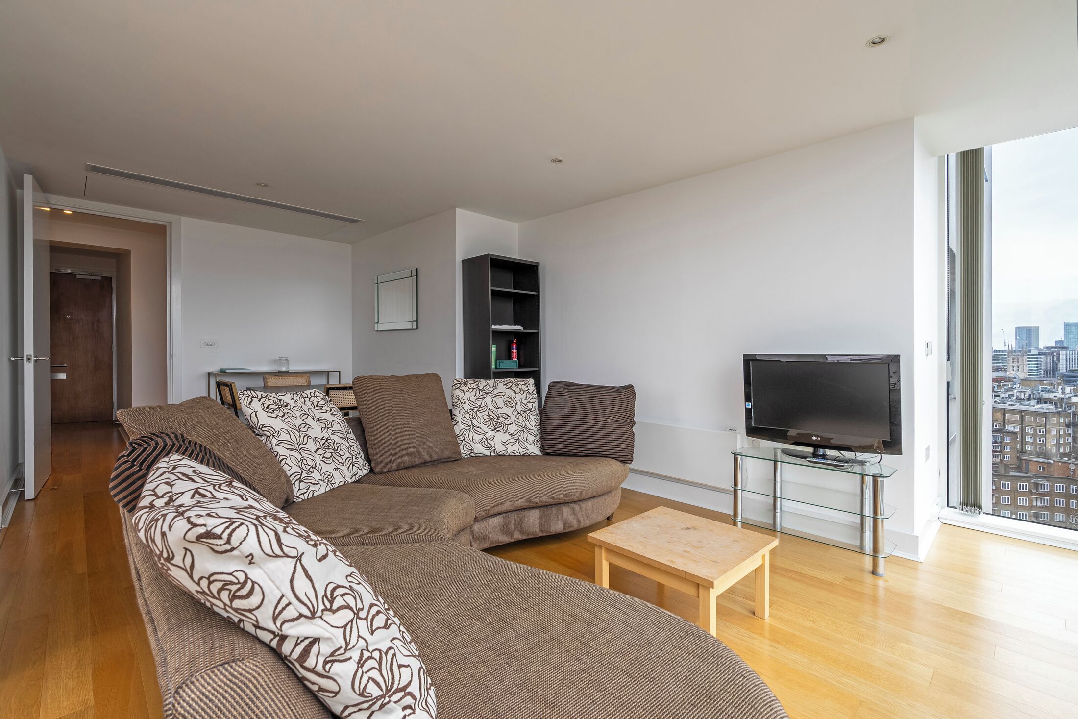 อพาร์ทเมนท์ (2 Bedrooms) | บริเวณนั่งเล่น | สมาร์ททีวี 32 นิ้ว พร้อมช่องดิจิตอล, ทีวี