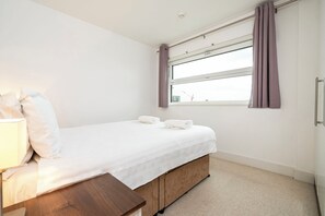 2 bedrooms, desk, iron/ironing board, free WiFi - Panoramic Views by Underthedoormat (London)