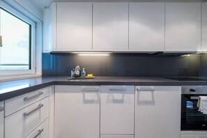 Apartment (2 Bedrooms) | Private kitchen | Fridge, oven, stovetop, dishwasher - Panoramic Views by Underthedoormat (London)