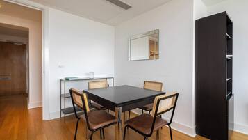 Apartment (2 Bedrooms) | In-room dining