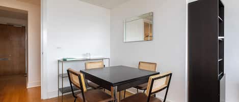 Huoneisto (2 Bedrooms) | Ruokailu omassa huoneessa