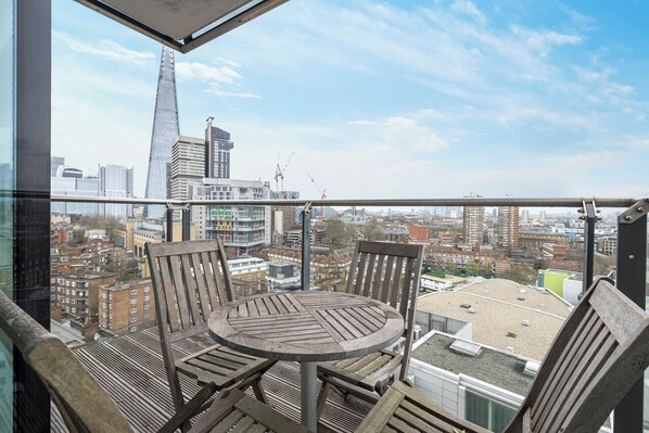 Apartment (2 Bedrooms) | Balcony - Panoramic Views by Underthedoormat (London)