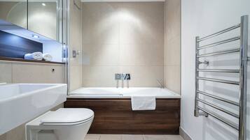 Apartment (2 Bedrooms) | Bathroom | Towels, toilet paper