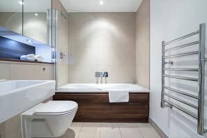 Apartment (2 Bedrooms) | Bathroom - Panoramic Views by Underthedoormat (London)