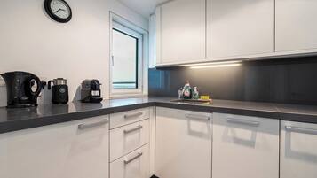 Apartment (2 Bedrooms) | Private kitchen | Fridge, oven, stovetop, dishwasher