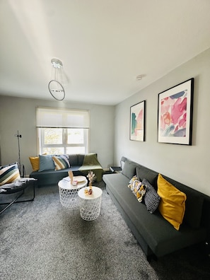 Smart TV, fireplace - Glasgow New Modern home, separate entrance,free parking (Glasgow)