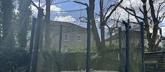 Glasgow New Modern home, separate entrance,free parking 