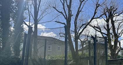 Glasgow New Modern home, separate entrance,free parking