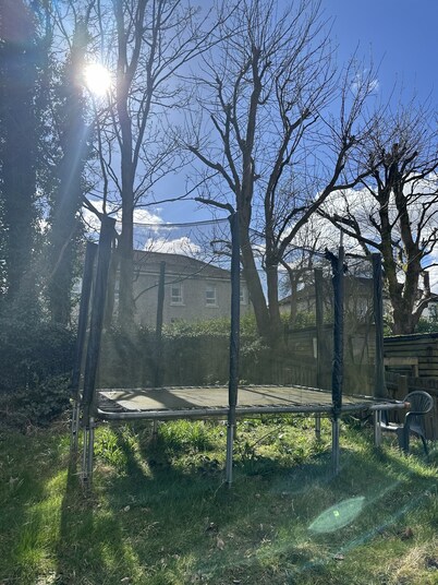 Glasgow New Modern home, separate entrance,free parking 