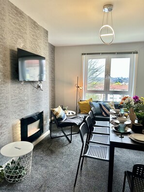 Smart TV, fireplace