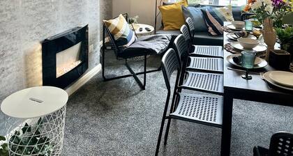 Glasgow New Modern home, separate entrance,free parking