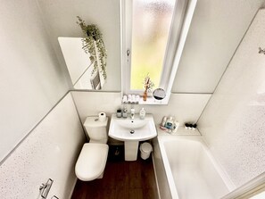 Hair dryer, towels, soap, shampoo - Glasgow New Modern home, separate entrance,free parking  (Glasgow)