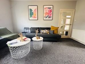 Smart TV, fireplace - Glasgow New Modern home, separate entrance,free parking (Glasgow)