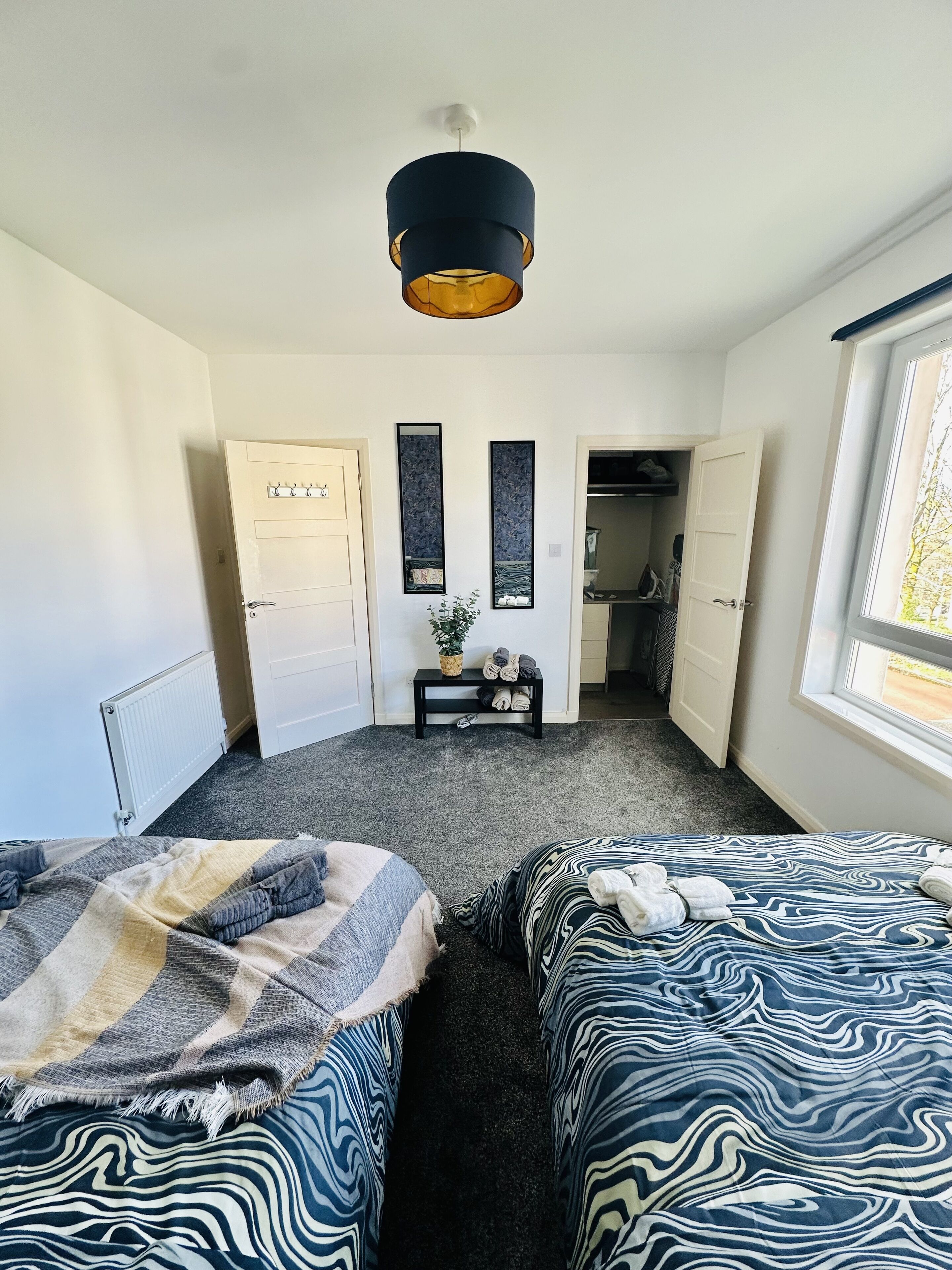 2 habitaciones, tabla de planchar con plancha y cuna de viaje 