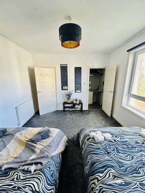 2 bedrooms, iron/ironing board, travel cot, free WiFi - Glasgow New Modern home, separate entrance,free parking (Glasgow)