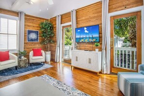 Smart TV, offices - The Perch on Duval- Hip & Modern Duval Suite (Key West)