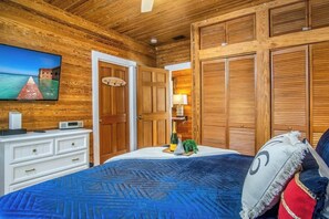 2 bedrooms, iron/ironing board, free WiFi, bed sheets - The Perch on Duval- Hip & Modern Duval Suite (Key West)