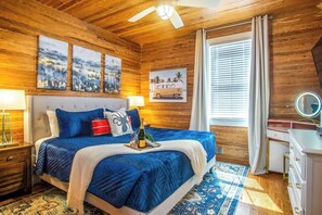 2 bedrooms, desk, iron/ironing board, free WiFi - The Perch on Duval- Hip & Modern Duval Suite (Key West)