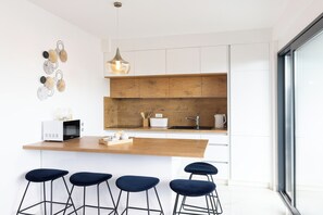 Kylskåp, mikrovågsugn, ugn och spishäll