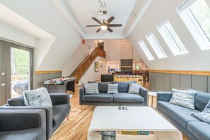 Smart TV, fireplace, table football, books - Team Paradise w POOL! 7BR + Loft, Locker Rm / 19pp (Cartersville)