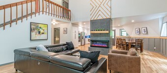 Team Paradise w POOL! 7BR + Loft, Locker Rm / 19pp