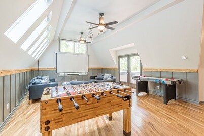 Team Paradise w POOL! 7BR + Loft, Locker Rm / 19pp