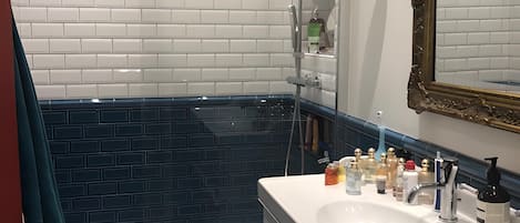 Towels, soap, shampoo, toilet paper