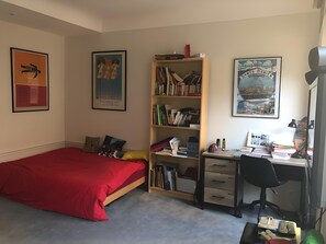 4 bedrooms, desk, WiFi, bed sheets - French flat in the center of Paris, 5 minutes from Gare du Nord (Paris)