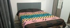 Family House | 2 bedrooms, blackout drapes, iron/ironing board, free WiFi