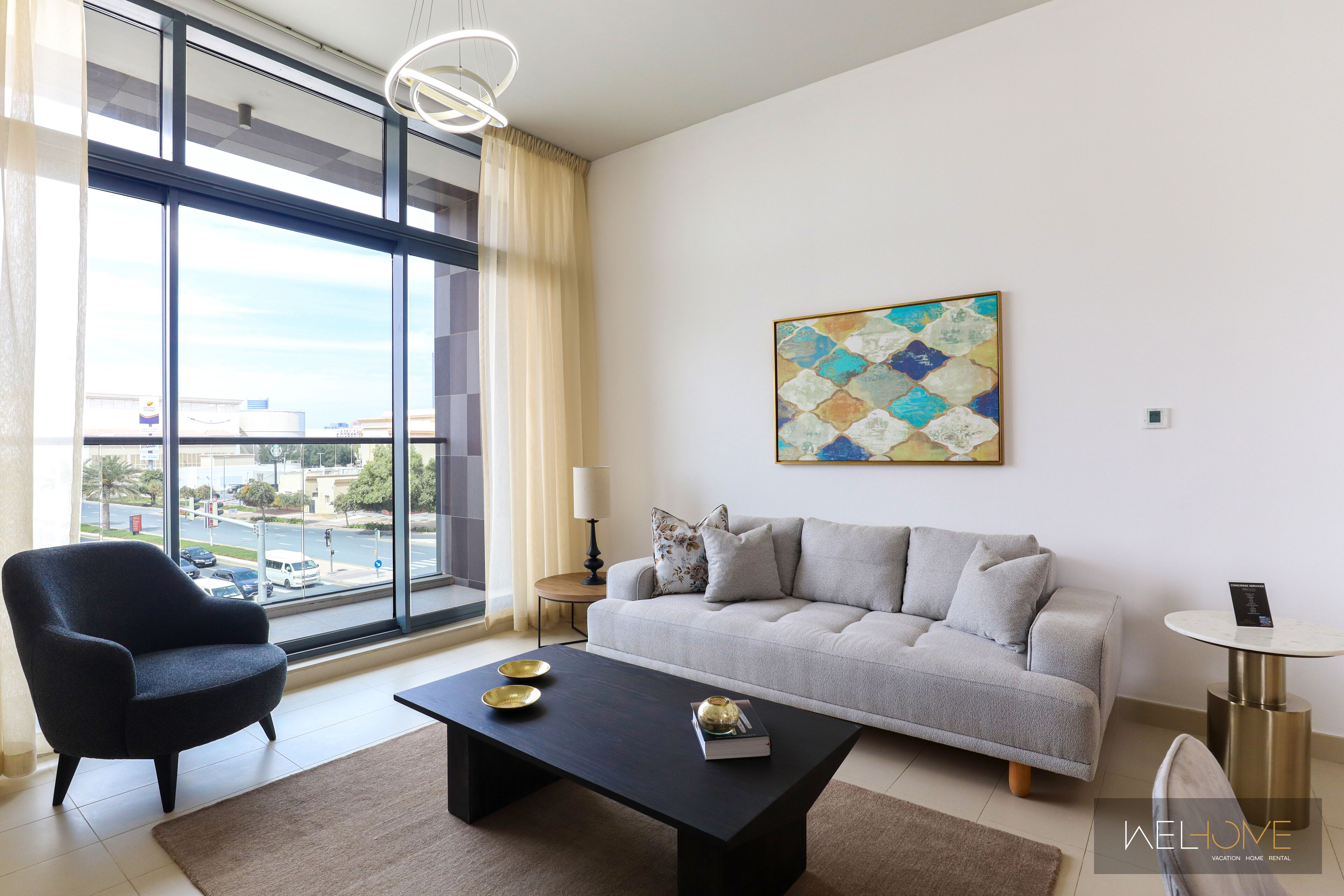 Design-Apartment, Balkon | Wohnbereich | 50-Zoll-Smart-TV mit Kabelempfang, Netflix, Streaming-Dienste
