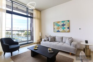 Apartamento de diseño, balcón | Zona de estar | Smart TV de 50 pulgadas con canales por cable, Netflix