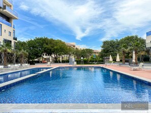 Una piscina al aire libre