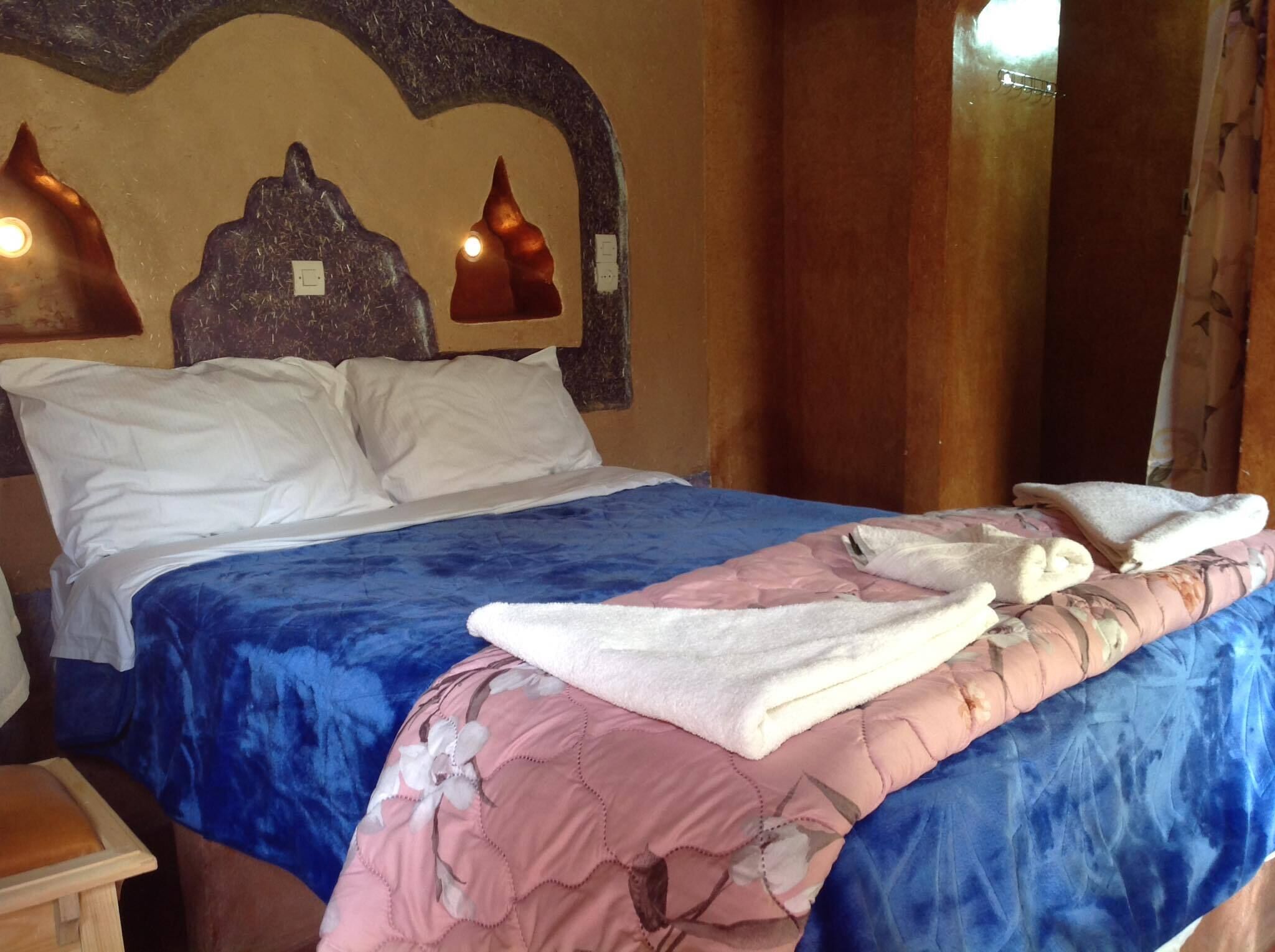 8 bedrooms, WiFi, bed sheets