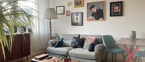 Una Smart TV, libros