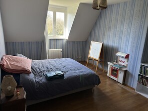 3 chambres, fer et planche à repasser, Wi-Fi, draps fournis