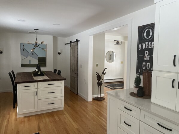 Dining - Cool ranch retreat close to track! (Saratoga Springs)