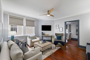 Smart TV - Oasis in the Center of Downtown Charleston (Charleston)