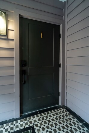 Exterior detail - Oasis in the Center of Downtown Charleston (Charleston)