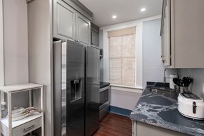 Fridge, microwave, oven, stovetop - Oasis in the Center of Downtown Charleston (Charleston)