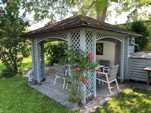Outdoor dining - Family-friendly attic apartment with garden near Zingst. (Pruchten)