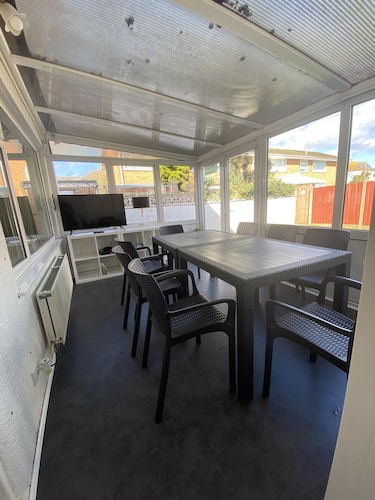 3 Bed House - Sleeps 6 - Garden - Parking - Wifi