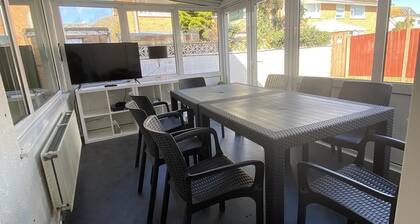 3 Bed House - Sleeps 6 - Garden - Parking - Wifi