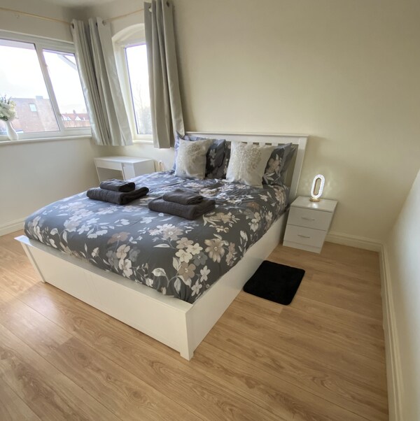 3 Bed House - Sleeps 6 - Garden - Parking - Wifi - Rhos on Sea