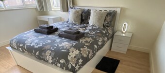 3 Bed House - Sleeps 6 - Garden - Parking - Wifi